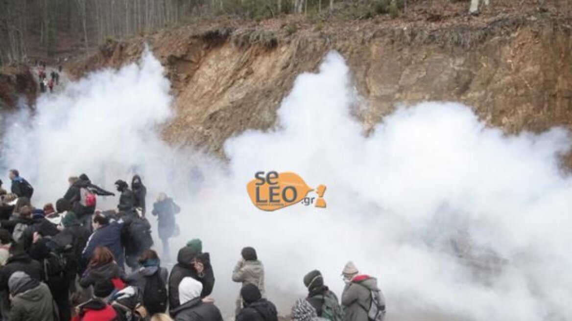 Βίντεο: ΜΑΤ εναντίον κατοίκων στις Σκουριές -  Πετροπόλεμος και χημικά